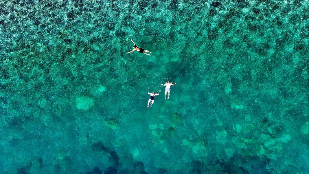 O kent iki mevsimi aynı anda yaşadı: Bir yanda kar, diğer yanda deniz keyfi! Dağ, tepe, sahil, deniz doldu taştı 3
